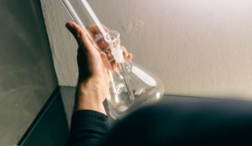 Glass Bongs vs. Silicone Bongs